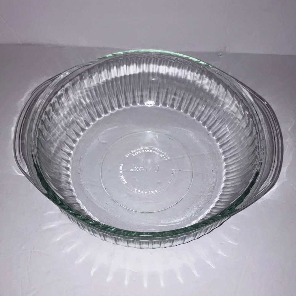 Pyrex Ribbed Glass Round Baking Dish 9x3”‎